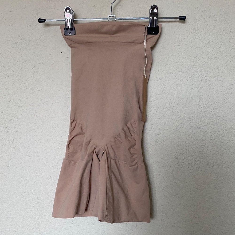 NEW SKIMS Everyday Sculpt High-Waisted Mid‎ Thigh Short Clay Size S